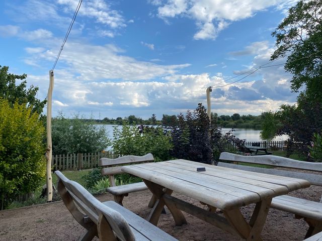 Esstisch in der Natur vor dem See